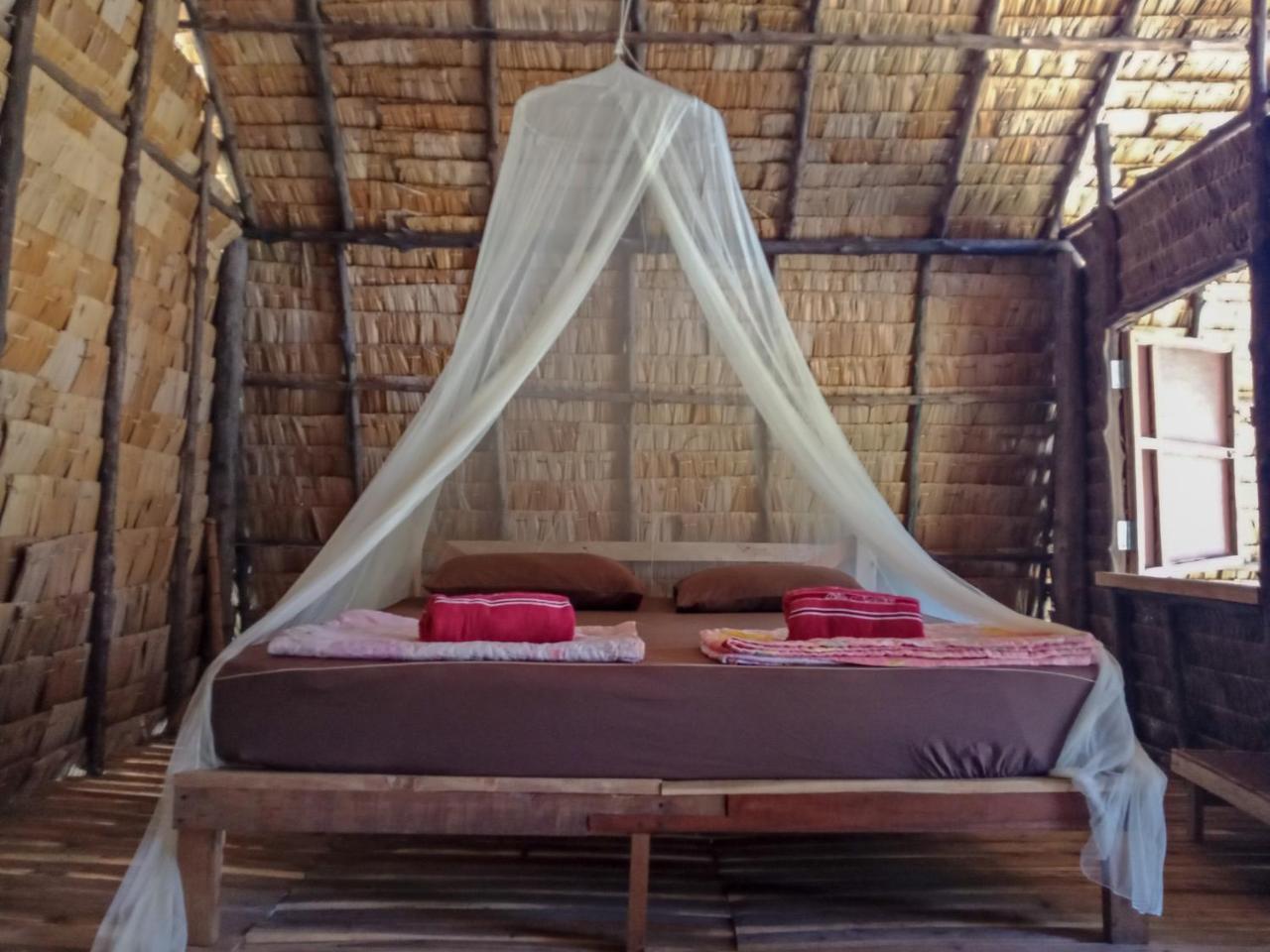 Отель Mr. Chuoi Bar And Hut Ko Phra Thong Экстерьер фото